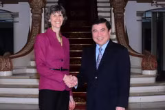 Chủ tịch Ủy ban nhân dân Thành phố Hồ Chí Minh Nguyễn Thành Phong tiếp bà Laura Tuck, Phó Chủ tịch phụ trách lĩnh vực Phát triển bền vững của Ngân hàng Thế giới (WB). (Ảnh: Hoàng Hải/TTXVN)
