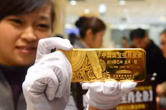Vàng được bán tại một cửa hàng ở Bắc Kinh, Trung Quốc. (Nguồn: AFP/TTXVN)
