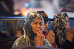 [Photo] Hàng vạn người dân đội mưa cầu an ở chùa Phúc Khánh