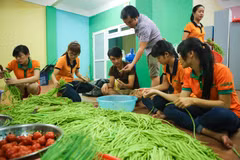 Hàng chục bạn sinh viên đã thức trắng đêm để nấu cơm phục vụ cho các sĩ tử trong những ngày thi Trung học phổ thông quốc gia. (Ảnh: Minh Sơn/Vietnam+)
