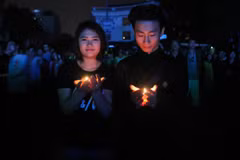 [Photo] Hàng ngàn người dân Thủ đô tắt đèn sớm đón Giờ Trái Đất 