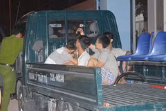 Các học viên bị công an đưa trở lại trung tâm. (Nguồn: PLO)