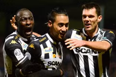 Billy Ketkeophomphone (giữa) mang chiến thắng về cho đội nhà. (Nguồn: skysports)