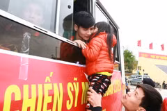 Các tân binh chia tay người thân tại Lễ giao nhận quân. (Ảnh: Doãn Tấn/TTXVN)