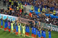 Cầu thủ Pháp ăn mừng theo phong cách chiến binh Viking của Iceland. (Nguồn: EPA)