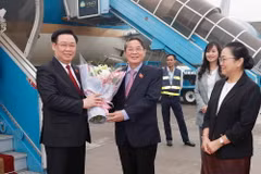 Chủ tịch Quốc hội về tới Hà Nội, kết thúc chuyến thăm Lào và Thái Lan