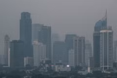 Các tòa nhà cao tầng tại thủ đô Jakarta, Indonesia, ngày 23/8/2023. (Ảnh: AFP/TTXVN)