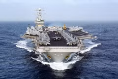 Tàu sân bay USS Dwight D. Eisenhower của Mỹ di chuyển trên Đại Tây Dương. (Ảnh: AFP/TTXVN)