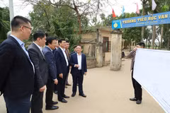 Phó Chủ tịch HĐND thành phố Hà Nội Phạm Quý Tiên kiểm tra tiến độ giải phóng mặt bằng đường Vành đai 4 tại xã Văn Khê, huyện Mê Linh, Hà Nội. (Ảnh: TTXVN phát) 