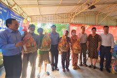Mang Tết đến cùng bà con gốc Việt ở tỉnh Preah Sihanouk của Campuchia