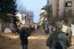 Binh sỹ Israel tiến hành chiến dịch tấn công trên bộ ở Dải Gaza ngày 3/12/2023. (Ảnh: THX/TTXVN)