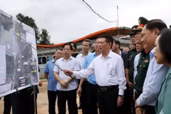 Phó Thủ tướng Hồ Đức Phớc khảo sát tại khu vực đường chuyên dụng vận chuyển hàng hóa cửa khẩu Tân Thanh (Lạng Sơn). (Ảnh: Văn Đạt/TTXVN)