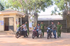 Các đối tượng trong đường dây trộm xe máy tại cơ quan điều tra. (Ảnh: TTXVN phát)