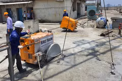 Máy cắt bêtông dây kim cương thực hiện cắt sàn tầng 18 tòa nhà 8B Lê Trực. (Ảnh: Mạnh Khánh/TTXVN)