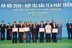 Ông Đỗ Quang Hiển - Chủ tịch Hội đồng quản trị kiêm Tổng Giám đốc Tập đoàn T&T Group (hàng phía trước, thứ nhất từ phải sang) thay mặt T&T Group nhận quyết định chủ trương đầu tư dự án Cụm công nghiệp Nam Phúc Thọ. (Nguồn: T&T Group)