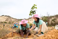 H’Hen Niê vừa có chuyến trồng rừng tại Khu Bảo tồn thiên nhiên Tà Kóu cùng "đồng đội." (Ảnh: CTV/Vietnam+)