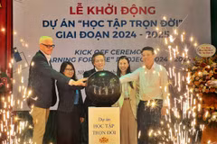 Đại diện các đơn vị triển khai dự án "Học tập trọn đời" ấn nút khởi động tại Hà Nội. (Ảnh: Mai Mai/Vietnam+)
