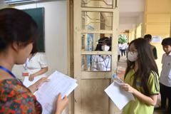 Thí sinh dự thi vào lớp 10 tại Hà Nội. (Ảnh: Hoài Nam/Vietnam+)