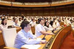 Chiều nay, Quốc hội đã chính thức Thông qua dự thảo Nghị quyết về phê chuẩn quyết toán ngân sách nhà nước 2022. (Ảnh: TTXVN)