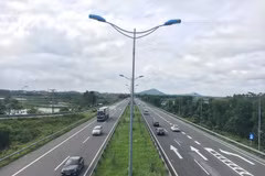 Phương tiện lưu thông trên một đoạn tuyến cao tốc đã được đưa vào vận hành và khai thác. (Ảnh: PV/Vietnam+)