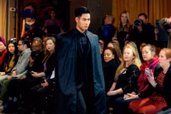 “Nam vương chân đất” Danh Chiếu Linh sải bước tại New York Couture Fashion Week. (Ảnh: CTV/Vietnam+)
