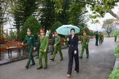 Hoa hậu Phan Kim Oanh đồng hành cùng các chiến sỹ công an trong chương trình thiện nguyện. (Ảnh: CTV/Vietnam+)