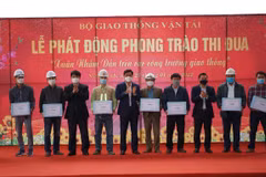 Lãnh đạo Bộ Giao thông Vận tải và tỉnh Ninh Bình trao quà động viên, khích lệ tinh thần cán bộ kỹ sư, người lao động trên công trường cao tốc Mai Sơn-Quốc lộ 45. (Ảnh: Việt Hùng/Vietnam+)