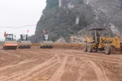Nhà thầu thi công một dự án cao tốc Bắc-Nam phía Đông giai đoạn 2017-2020. (Ảnh: Việt Hùng/Vietnam+)
