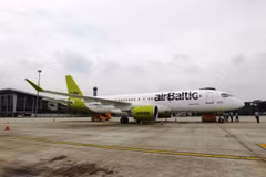 Chiếc máy bay được trưng bày tại sân bay quốc tế Nội Bài là máy bay airBaltic A220-300 (Latvia) có thiết kế 145 chỗ với một hạng ghế. (Ảnh: Việt Hùng/Vietnam+)