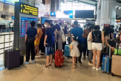 Hành khách theo dõi lịch bay của hãng hàng không tại sân bay Nội Bài. (Ảnh: Việt Hùng/Vietnam+)