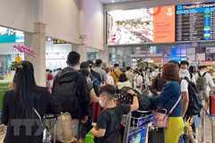 Hành khách làm thủ tục chuyến bay tại sân bay Tân Sơn Nhất. (Ảnh: Tiến Lực/TTXVN)