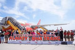 Chào đón những du khách đầu tiên bay thẳng từ Almaty (Kazakhstan) tới với Nha Trang của Vietjet. (Ảnh: CTV/Vietnam+)