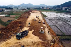 Nhà thầu thi công đoạn tuyến cao tốc Bắc-Nam phía Đông. (Ảnh: Huy Hùng/Vietnam+)