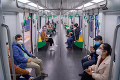 Hành khách đi tuyến đường sắt Cát Linh-Hà Đông. (Ảnh: Minh Hiếu/Vietnam+)