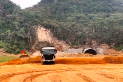Nguồn vật liệu đất đắp nền còn thiếu 4,7 triệu m3 sẽ được cung ứng đủ trong tháng 4/2022. (Ảnh: Việt Hùng/Vietnam+)