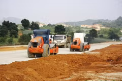 Một số dự án thành phần cao tốc Bắc-Nam phía Đông giai đoạn 2017-2020 vẫn thiếu nguồn vật liệu đất đắp nền đương. (Ảnh: Việt Hùng/Vietnam+)