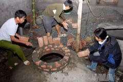 Xây dựng hầm biogas. Ảnh minh họa. (Ảnh: Đình Huệ/TTXVN)