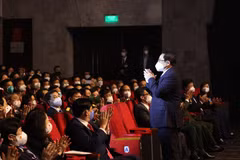 Thủ tướng Phạm Minh Chính và các đại biểu tham dự Chương trình nghệ thuật "Chiến sỹ áo trắng". (Ảnh: Dương Giang/TTXVN)