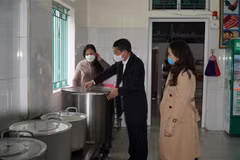 Lãnh đạo Sở Giáo dục và Đào tạo Nghệ An kiểm tra công tác chuẩn bị đón học sinh mầm non trở lại trường vào ngày 14/2 tới. (Ảnh: Bích Huệ/TTXVN)
