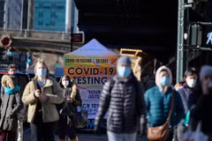 Người dân đeo khẩu trang tại một điểm xét nghiệm COVID-19 ở New York, Mỹ, ngày 4/1/2022. (Ảnh: AFP/TTXVN)