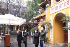 Thành tâm khấn vái cầu phúc, cầu an, cầu may mắn trong năm mới. (Ảnh: Hoàng Hiếu/TTXVN)