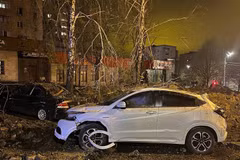 Một số xe hơi bị hư hại sau vụ nổ tại thành phố Belgorod, Nga ngày 20/4. (Ảnh: AFP/TTXVN)