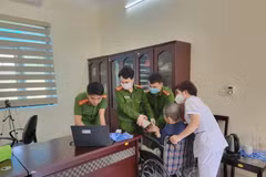 Công an Quảng Ninh thực hiện các bước cấp căn cước công dân cho người tàn tật. (Ảnh: TTXVN phát)