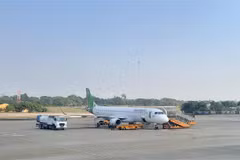 Máy bay của Hãng hàng không Bamboo Airways đậu tại Cảng hàng không Cà Mau. (Ảnh: Kim Há/TTXVN)
