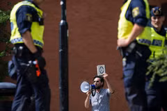Salwan Momika bên ngoài đền thờ Hồi giáo tại Stockholm. (Nguồn: AFP)