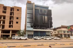 Một tòa nhà bị cháy rụi trong giao tranh giữa Lực lượng Vũ trang Sudan (SAF) và nhóm bán quân sự Các lực lượng Hỗ trợ nhanh (RSF) ở Khartoum ngày 29/5. (Ảnh: AFP/TTXVN)