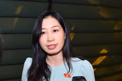 Đại biểu Hoàng Thị Thanh Thúy chia sẻ với báo chí bên hành lang Quốc hội. (Ảnh: PV/Vietnam+)