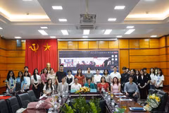Ban tổ chức chụp ảnh cùng các đội thi. (Ảnh: Đại học Luật Hà Nội)
