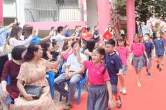 Những học sinh mới của Trường TH School bước vào trong tiếng chuông chào đón của các học sinh cũ và sự cổ vũ nồng nhiệt của các phụ huynh. (Ảnh: PM/Vietnam+)