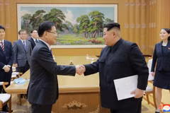 Nhà lãnh đạo Kim Jong-un (phải) và đặc phái viên của Tổng thống Hàn Quốc, ông Chung Eui-yong (trái) trong cuộc gặp tại Bình Nhưỡng ngày 5/3 vừa qua. (Ảnh: Yonhap/TTXVN)